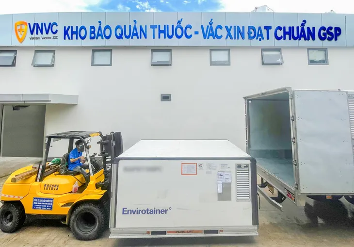 Thêm gần 600.000 liều vaccine COVID-19 về đến Việt Nam - Ảnh 1. Thêm gần 600.000 liều vaccine COVID-19 về đến Việt Nam - Ảnh 1.
