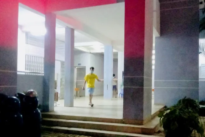 F0 kích động đập phá, dùng dao đe dọa nhân viên y tế - Ảnh 1. F0 kích động đập phá, dùng dao đe dọa nhân viên y tế - Ảnh 1.