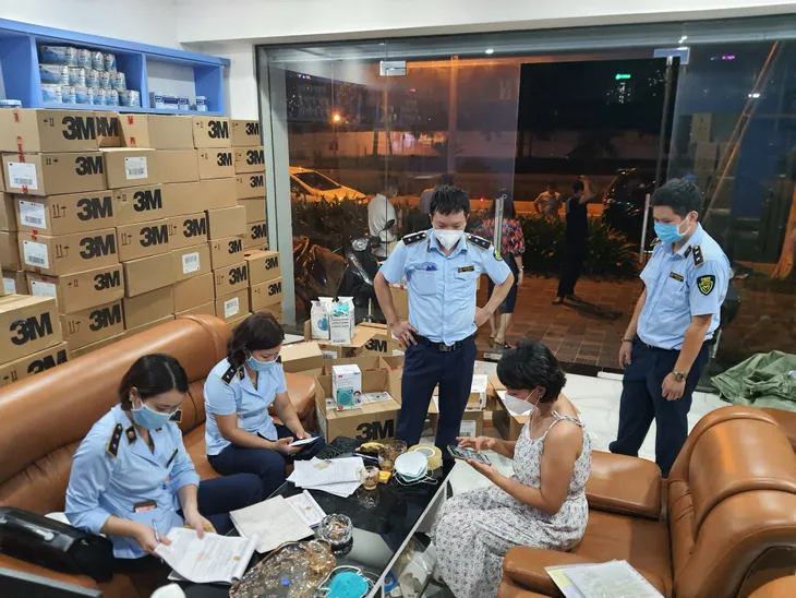 Hà Nội: Phát hiện 20.000 khẩu trang nghi làm giả chuẩn bị cung cấp cho một số bệnh viện - Ảnh 1. Hà Nội: Phát hiện 20.000 khẩu trang nghi làm giả chuẩn bị cung cấp cho một số bệnh viện - Ảnh 1.