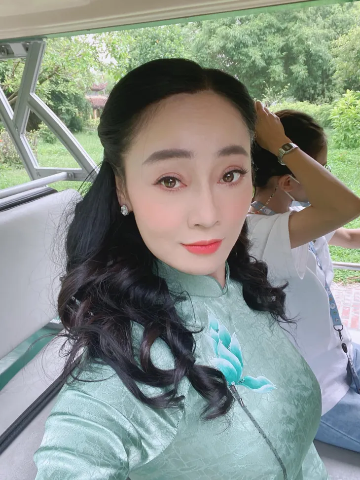 Hương vị tình thân: Thời trang dự đám cưới đẹp miễn bàn của quan viên hai họ Nam - Long - Ảnh 2. Hương vị tình thân: Thời trang dự đám cưới đẹp miễn bàn của quan viên hai họ Nam - Long - Ảnh 2.