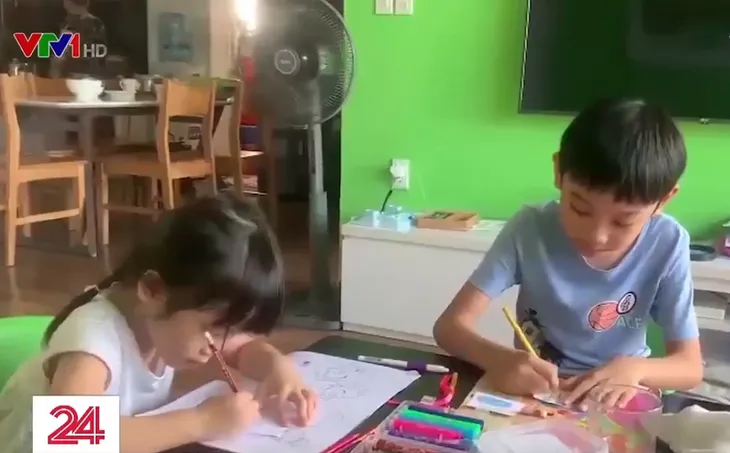 Sticker ngộ nghĩnh kèm lời động viên của các em nhỏ trên hộp cơm gửi bác sĩ - Ảnh 1. Sticker ngộ nghĩnh kèm lời động viên của các em nhỏ trên hộp cơm gửi bác sĩ - Ảnh 1.