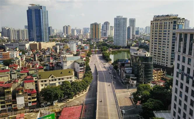 Ảnh: Đường phố Hà Nội vắng vẻ sau 2 tuần giãn cách xã hội - Ảnh 11. Ảnh: Đường phố Hà Nội vắng vẻ sau 2 tuần giãn cách xã hội - Ảnh 11.