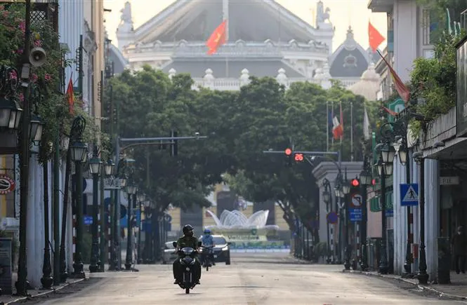 Ảnh: Đường phố Hà Nội vắng vẻ sau 2 tuần giãn cách xã hội - Ảnh 10. Ảnh: Đường phố Hà Nội vắng vẻ sau 2 tuần giãn cách xã hội - Ảnh 10.