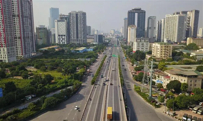Ảnh: Đường phố Hà Nội vắng vẻ sau 2 tuần giãn cách xã hội - Ảnh 2. Ảnh: Đường phố Hà Nội vắng vẻ sau 2 tuần giãn cách xã hội - Ảnh 2.