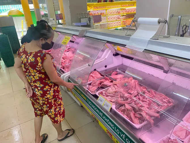 Vì sao thịt heo vẫn bán giá trên trời, có phải dân buôn… ăn dày? - Ảnh 2. Vì sao thịt heo vẫn bán giá trên trời, có phải dân buôn… ăn dày? - Ảnh 2.