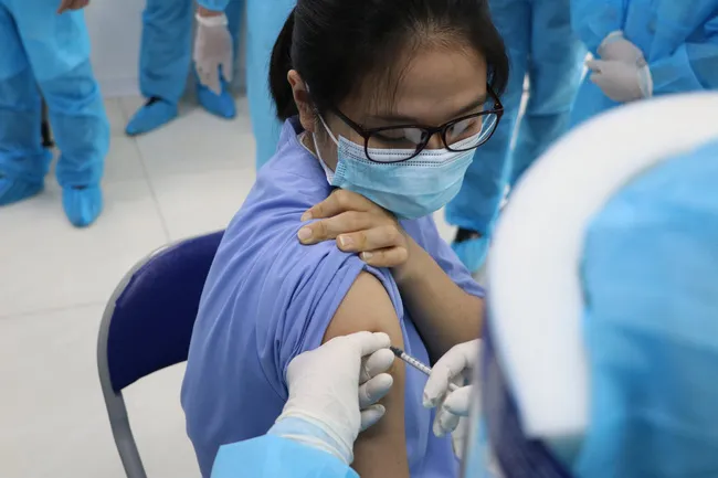 Lấy mẫu xét nghiệm COVID-19 toàn bộ người dân ở khu vực phong tỏa 3 - 5 ngày/lần - Ảnh 1. Lấy mẫu xét nghiệm COVID-19 toàn bộ người dân ở khu vực phong tỏa 3 - 5 ngày/lần - Ảnh 1.