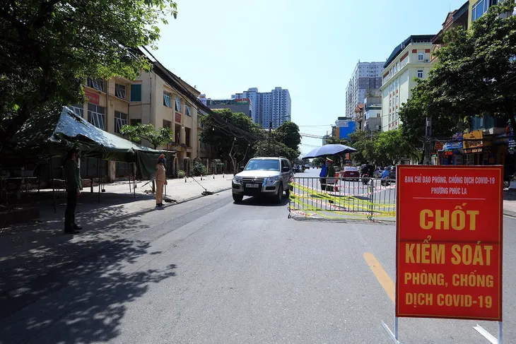Hà Nội xem xét điều chỉnh Giấy đi đường - Ảnh 1. Hà Nội xem xét điều chỉnh Giấy đi đường - Ảnh 1.
