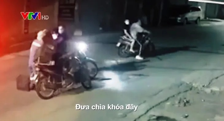 Đề phòng tội phạm cướp giật trong thời gian giãn cách xã hội tại Hà Nội - Ảnh 2. Đề phòng tội phạm cướp giật trong thời gian giãn cách xã hội tại Hà Nội - Ảnh 2.