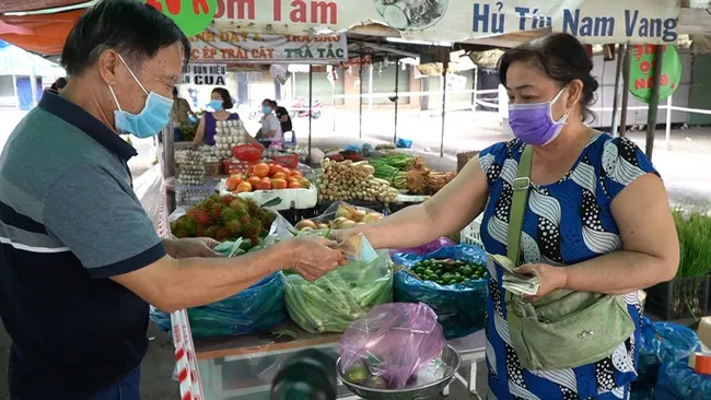 TP Hồ Chí Minh mở bán lại lương thực, thực phẩm tại chợ truyền thống - Ảnh 1. TP Hồ Chí Minh mở bán lại lương thực, thực phẩm tại chợ truyền thống - Ảnh 1.