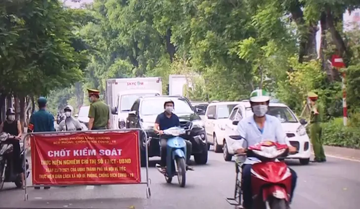Hà Nội siết chặt kiểm soát, vẫn còn người dân ra đường không có giấy tờ, không lý do chính đáng - Ảnh 1. Hà Nội siết chặt kiểm soát, vẫn còn người dân ra đường không có giấy tờ, không lý do chính đáng - Ảnh 1.