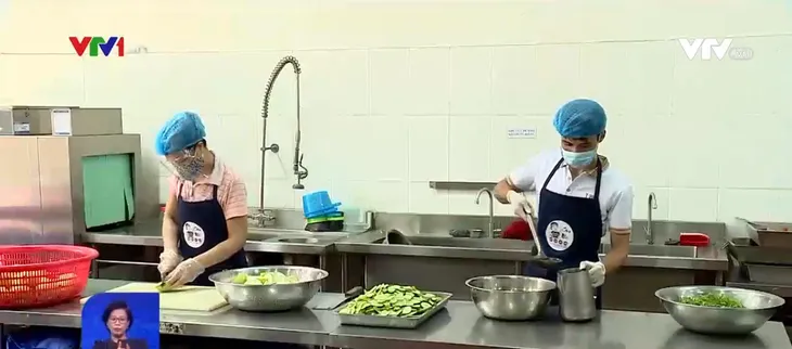 Những suất ăn xanh cho những chiến sĩ nơi tuyến đầu chống dịch - Ảnh 1.