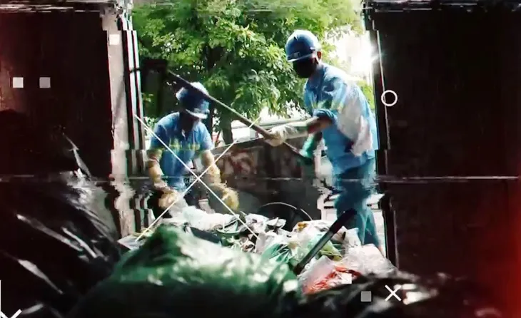 Thu gom rác thải - Nghề nguy hiểm trong dịch bệnh - Ảnh 4. Thu gom rác thải - Nghề nguy hiểm trong dịch bệnh - Ảnh 4.