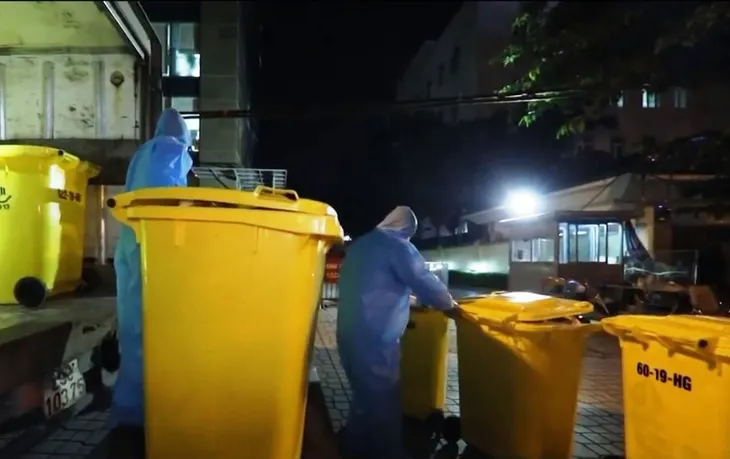 Thu gom rác thải - Nghề nguy hiểm trong dịch bệnh - Ảnh 3. Thu gom rác thải - Nghề nguy hiểm trong dịch bệnh - Ảnh 3.