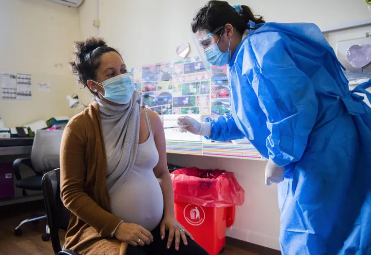 Vaccine - vũ khí bảo vệ hiệu quả phụ nữ mang thai trước COVID-19 - Ảnh 1. Vaccine - vũ khí bảo vệ hiệu quả phụ nữ mang thai trước COVID-19 - Ảnh 1.