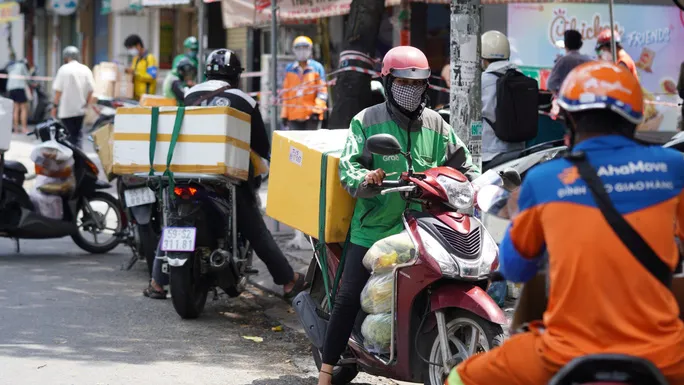 Đơn online tăng đột biến, người mua mỏi mắt chờ hàng - Ảnh 1. Đơn online tăng đột biến, người mua mỏi mắt chờ hàng - Ảnh 1.
