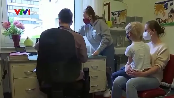 Tiêm vaccine cho trẻ em - bước đi quan trọng giúp giảm đà lây lan dịch bệnh - Ảnh 1. Tiêm vaccine cho trẻ em - bước đi quan trọng giúp giảm đà lây lan dịch bệnh - Ảnh 1.