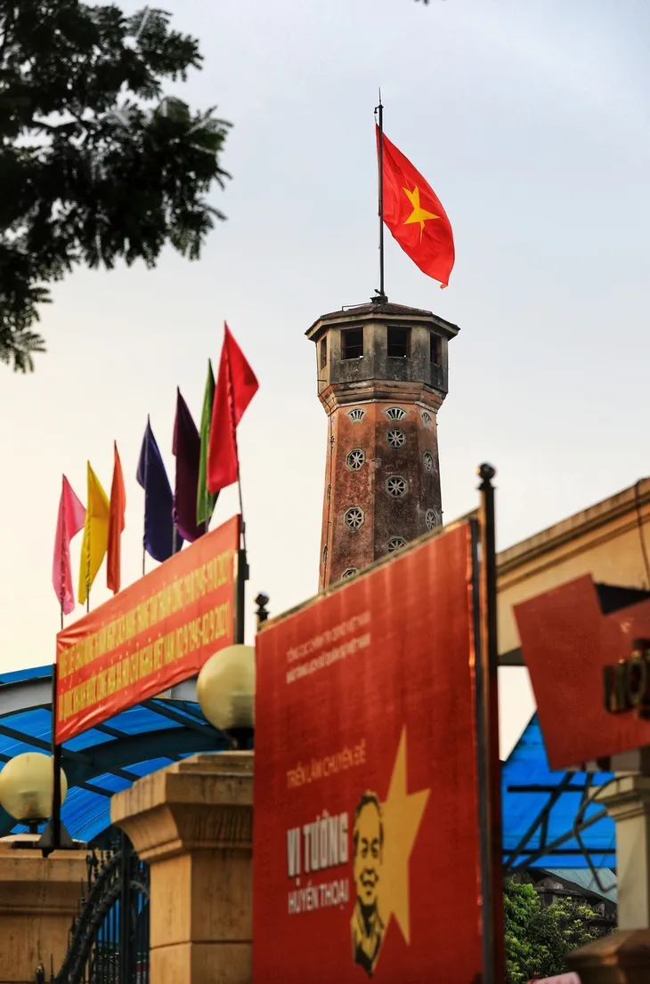 Hà Nội rực đỏ sắc cờ chào mừng Ngày Quốc khánh 2/9 đặc biệt - Ảnh 2. Hà Nội rực đỏ sắc cờ chào mừng Ngày Quốc khánh 2/9 đặc biệt - Ảnh 2.