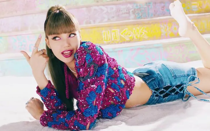 Lisa (BLACKPINK) chính thức tung MV solo: Đầu tư khủng, trên cả kì vọng - Ảnh 3. Lisa (BLACKPINK) chính thức tung MV solo: Đầu tư khủng, trên cả kì vọng - Ảnh 3.