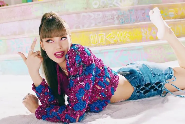 Lisa (BLACKPINK) - Nghệ sĩ solo sở hữu MV đạt 100 triệu lượt xem nhanh nhất - Ảnh 1. Lisa (BLACKPINK) - Nghệ sĩ solo sở hữu MV đạt 100 triệu lượt xem nhanh nhất - Ảnh 1.