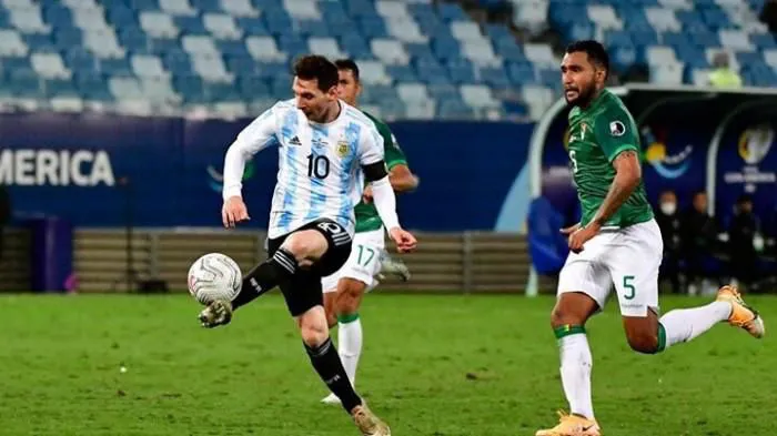 Lập hat-trick vào lưới Bolivia, Messi đi vào lịch sử bóng đá Nam Mỹ - Ảnh 1. Lập hat-trick vào lưới Bolivia, Messi đi vào lịch sử bóng đá Nam Mỹ - Ảnh 1.