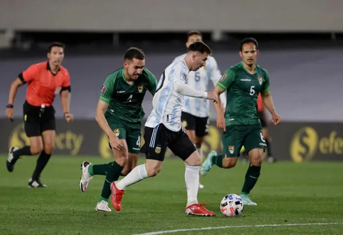 Lập hat-trick vào lưới Bolivia, Messi đi vào lịch sử bóng đá Nam Mỹ - Ảnh 2. Lập hat-trick vào lưới Bolivia, Messi đi vào lịch sử bóng đá Nam Mỹ - Ảnh 2.