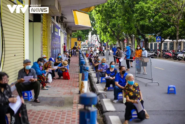 Hà Nội: Người dân xếp hàng dài chờ xét nghiệm COVID-19 - Ảnh 1. Hà Nội: Người dân xếp hàng dài chờ xét nghiệm COVID-19 - Ảnh 1.