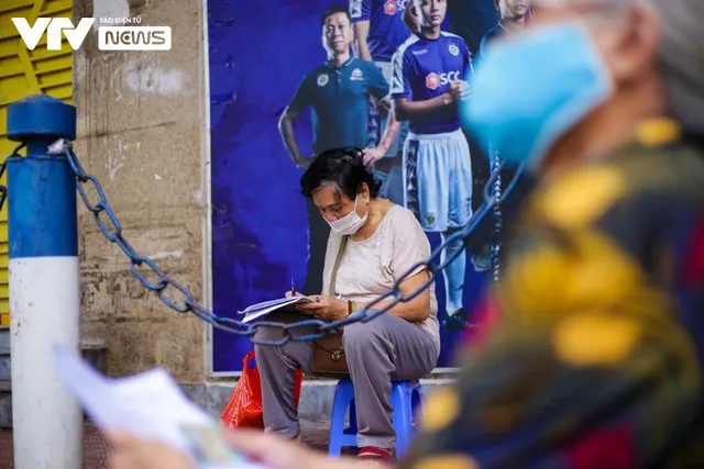 Hà Nội: Người dân xếp hàng dài chờ xét nghiệm COVID-19 - Ảnh 12. Hà Nội: Người dân xếp hàng dài chờ xét nghiệm COVID-19 - Ảnh 12.
