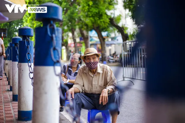 Hà Nội: Người dân xếp hàng dài chờ xét nghiệm COVID-19 - Ảnh 4. Hà Nội: Người dân xếp hàng dài chờ xét nghiệm COVID-19 - Ảnh 4.