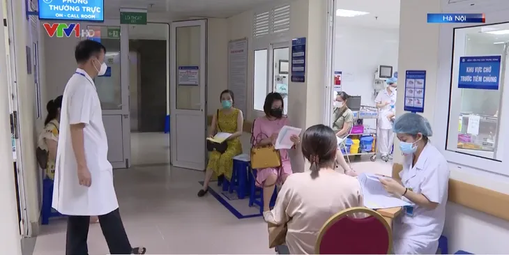 Hà Nội tiêm vaccine phòng COVID-19 cho phụ nữ mang thai - Ảnh 3. Hà Nội tiêm vaccine phòng COVID-19 cho phụ nữ mang thai - Ảnh 3.