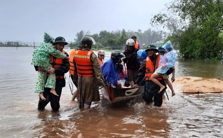 Từ đêm nay, hoàn lưu bão số 5 sẽ gây ra một đợt mưa lớn tại miền Trung - Ảnh 2. Từ đêm nay, hoàn lưu bão số 5 sẽ gây ra một đợt mưa lớn tại miền Trung - Ảnh 2.