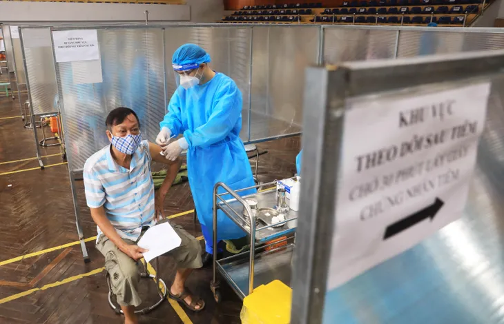 Bộ trưởng Bộ Y tế, Chủ tịch UBND TP Hà Nội kiểm tra việc tiêm vaccine COVID-19 tại Thủ đô - Ảnh 11.