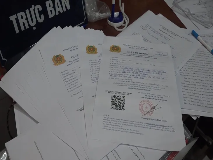 TP Hồ Chí Minh bắt nhóm đối tượng làm giả giấy đi đường - Ảnh 1. TP Hồ Chí Minh bắt nhóm đối tượng làm giả giấy đi đường - Ảnh 1.