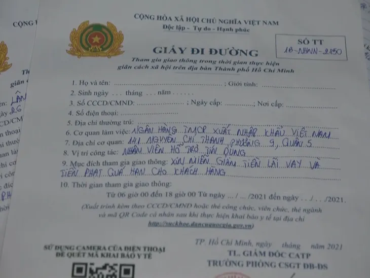 TP Hồ Chí Minh bắt nhóm đối tượng làm giả giấy đi đường - Ảnh 2. TP Hồ Chí Minh bắt nhóm đối tượng làm giả giấy đi đường - Ảnh 2.