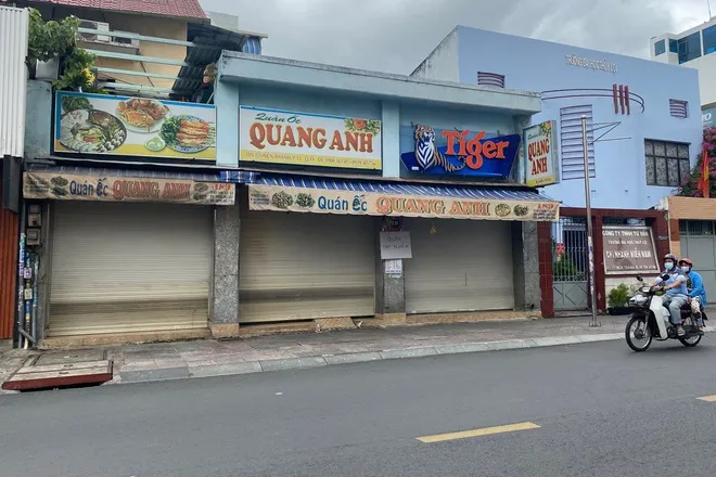 Hàng quán ở TP Hồ Chí Minh cửa đóng then cài, kêu khó với quy định - Ảnh 1. Hàng quán ở TP Hồ Chí Minh cửa đóng then cài, kêu khó với quy định - Ảnh 1.