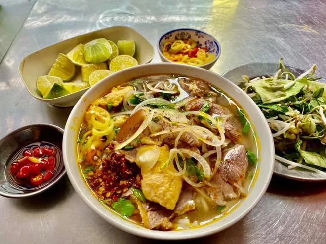 Hàng quán ở TP Hồ Chí Minh cửa đóng then cài, kêu khó với quy định - Ảnh 2. Hàng quán ở TP Hồ Chí Minh cửa đóng then cài, kêu khó với quy định - Ảnh 2.