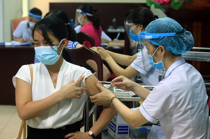 Hà Nội đẩy nhanh tiến độ bao phủ vaccine phòng COVID-19 - Ảnh 1. Hà Nội đẩy nhanh tiến độ bao phủ vaccine phòng COVID-19 - Ảnh 1.