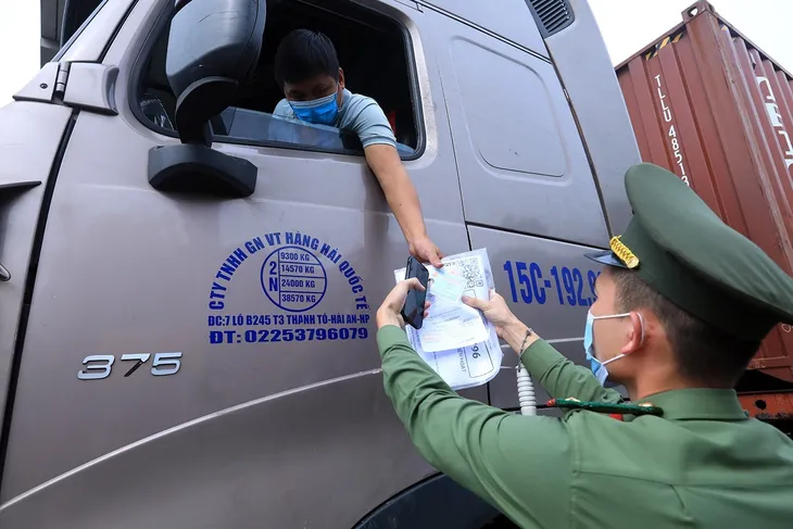 Đảm bảo yêu cầu phòng chống dịch với xe luồng xanh - Ảnh 1. Đảm bảo yêu cầu phòng chống dịch với xe luồng xanh - Ảnh 1.