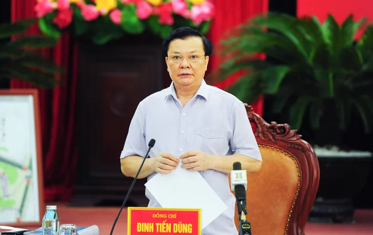 Bí thư Thành ủy Hà Nội yêu cầu làm rõ trách nhiệm lãnh đạo phường để xảy ra chen lấn khi tiêm vaccine COVID-19 - Ảnh 1. Bí thư Thành ủy Hà Nội yêu cầu làm rõ trách nhiệm lãnh đạo phường để xảy ra chen lấn khi tiêm vaccine COVID-19 - Ảnh 1.