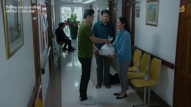 Thương con cá rô đồng - Tập 39: Mạnh quan tâm Thương trước mặt Chơn - Ảnh 2. Thương con cá rô đồng - Tập 39: Mạnh quan tâm Thương trước mặt Chơn - Ảnh 2.