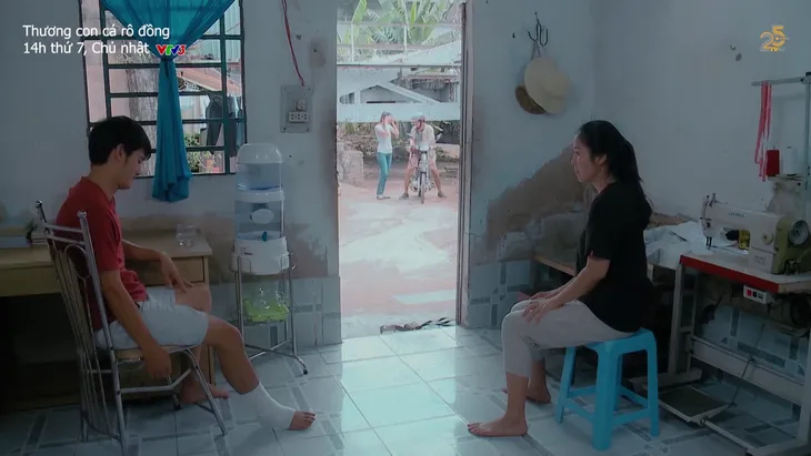 Thương con cá rô đồng - Tập 39: Mạnh quan tâm Thương trước mặt Chơn - Ảnh 4. Thương con cá rô đồng - Tập 39: Mạnh quan tâm Thương trước mặt Chơn - Ảnh 4.