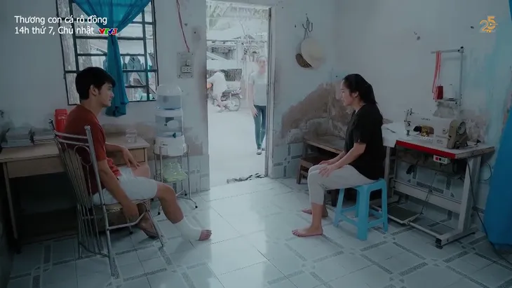 Thương con cá rô đồng - Tập 39: Mạnh quan tâm Thương trước mặt Chơn - Ảnh 5. Thương con cá rô đồng - Tập 39: Mạnh quan tâm Thương trước mặt Chơn - Ảnh 5.