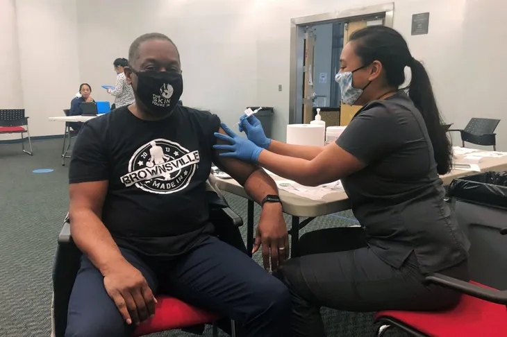 Nước Mỹ lại căng thẳng vì COVID-19 dù đủ vaccine - Ảnh 1. Nước Mỹ lại căng thẳng vì COVID-19 dù đủ vaccine - Ảnh 1.