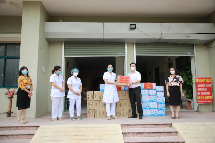Hỗ trợ hơn 14.000 chai nước uống cho 15 Trung tâm y tế quận, huyện tại Hà Nội - Ảnh 3. Hỗ trợ hơn 14.000 chai nước uống cho 15 Trung tâm y tế quận, huyện tại Hà Nội - Ảnh 3.