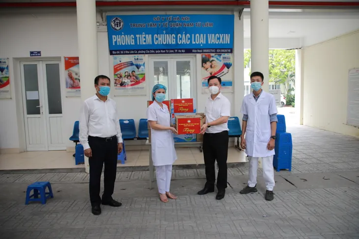 Hỗ trợ hơn 14.000 chai nước uống cho 15 Trung tâm y tế quận, huyện tại Hà Nội - Ảnh 2. Hỗ trợ hơn 14.000 chai nước uống cho 15 Trung tâm y tế quận, huyện tại Hà Nội - Ảnh 2.