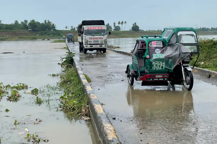 Siêu bão Chanthu gây mất điện, lũ lụt ở miền Bắc Philippines, hàng nghìn người phải sơ tán - Ảnh 4. Siêu bão Chanthu gây mất điện, lũ lụt ở miền Bắc Philippines, hàng nghìn người phải sơ tán - Ảnh 4.