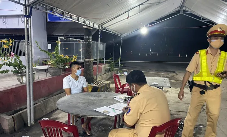 Giấu 15 người gồm cả trẻ em trong thùng xe đông lạnh để né chốt kiểm soát - Ảnh 2. Giấu 15 người gồm cả trẻ em trong thùng xe đông lạnh để né chốt kiểm soát - Ảnh 2.