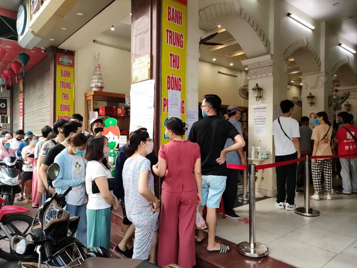 Hải Phòng: Người dân tập trung đông đúc mua bánh Trung thu - Ảnh 2. Hải Phòng: Người dân tập trung đông đúc mua bánh Trung thu - Ảnh 2.
