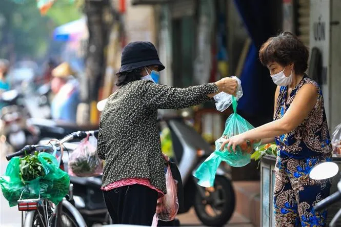 Cuộc sống của người dân 3 ổ dịch ở Hà Nội dần trở lại bình thường - Ảnh 21. Cuộc sống của người dân 3 ổ dịch ở Hà Nội dần trở lại bình thường - Ảnh 21.