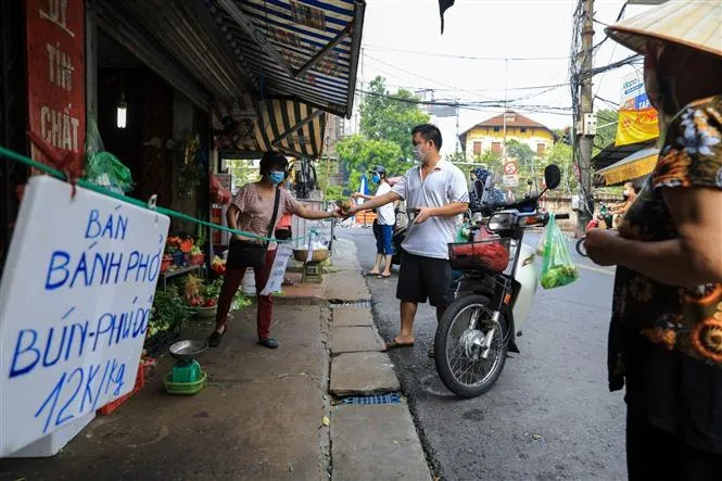 Cuộc sống của người dân 3 ổ dịch ở Hà Nội dần trở lại bình thường - Ảnh 15. Cuộc sống của người dân 3 ổ dịch ở Hà Nội dần trở lại bình thường - Ảnh 15.
