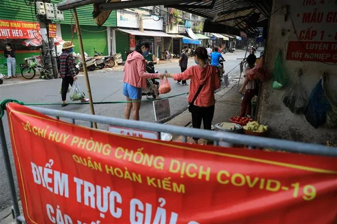 Cuộc sống của người dân 3 ổ dịch ở Hà Nội dần trở lại bình thường - Ảnh 14. Cuộc sống của người dân 3 ổ dịch ở Hà Nội dần trở lại bình thường - Ảnh 14.